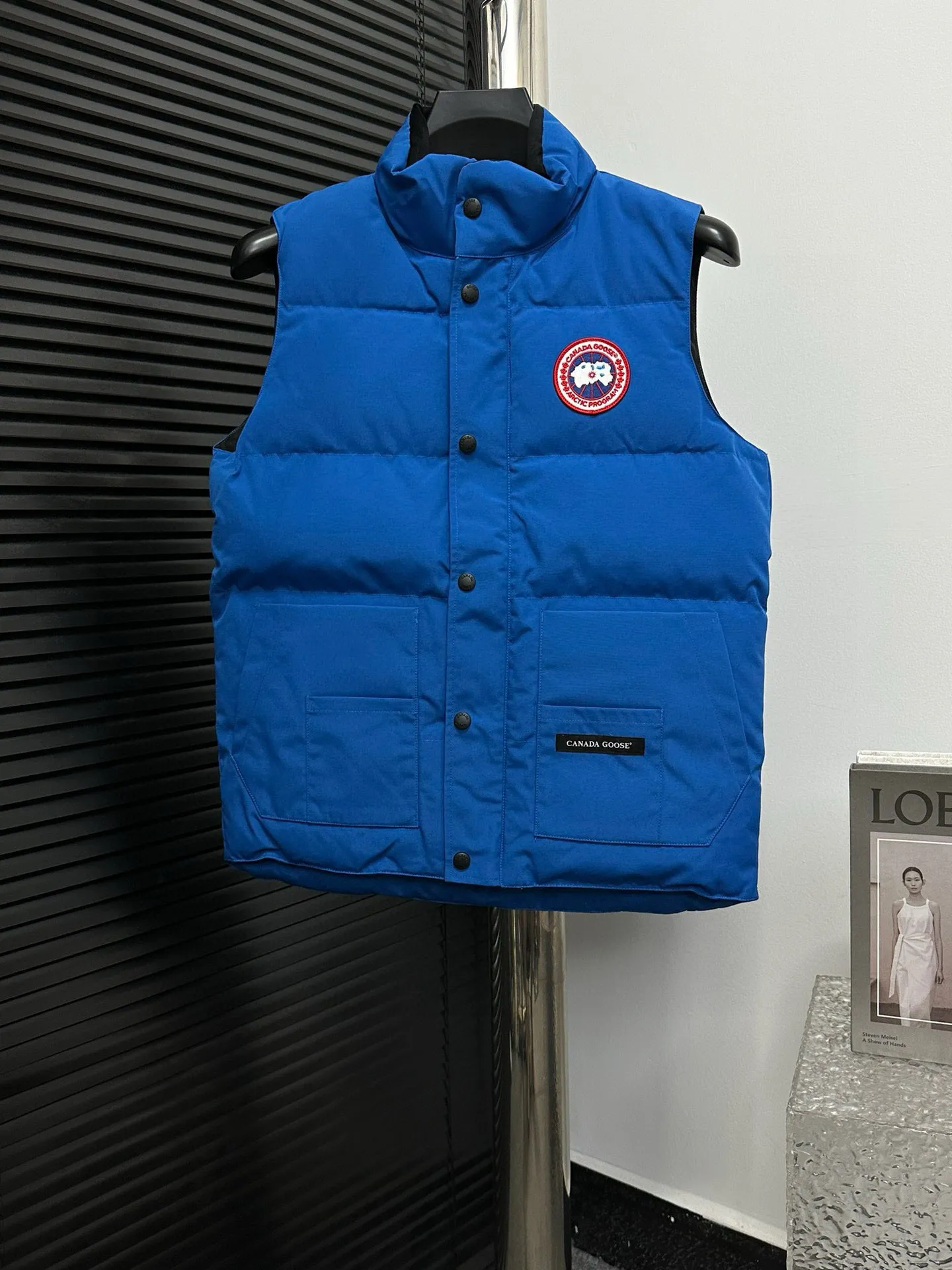 P360 [Canada Goose] Canada Goose #Freestyle Crew 4154M Men’s and Women’s Vest Down# ➖ Imported Behringer embroidery machine with customized 10,000-needle embroidery logo! ➖ Imported 21-count polyester-cotton blended original fabric, using Feather-Light 10D waterproof coating fabric, made of 84.5% polyester fiber and 15.5% cotton, 100% the best feel in the entire network! ➖ The genuine official website uses the national standard 80 white duck down, and will never be misled by false claims such as 90 down or goose down! ➖ 100% nylon nylon lining with double double-layer sealing design to prevent velvet from running away. Top-grade polar fleece is used in the collar and pockets to keep warm and comfortable! ➖ Yoshida YKK provides original custom-made electroplated sliders. YKK two-way lockable zippers are tight and smooth and will not peel off paint! ➖ 3M composite original Velcro is durable, and all accessories and hardware are disassembled and customized! ⛔No slander, no exaggeration, no need for too much copywriting, because it is focused, it is professional!  SIZE: XS S M L XL XXL